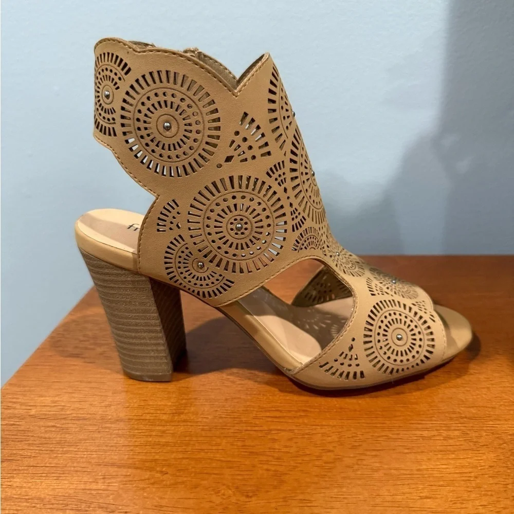 FRANCESCAS Bendetti scalloped Women's Tan Block Heel Sandals/size 6
